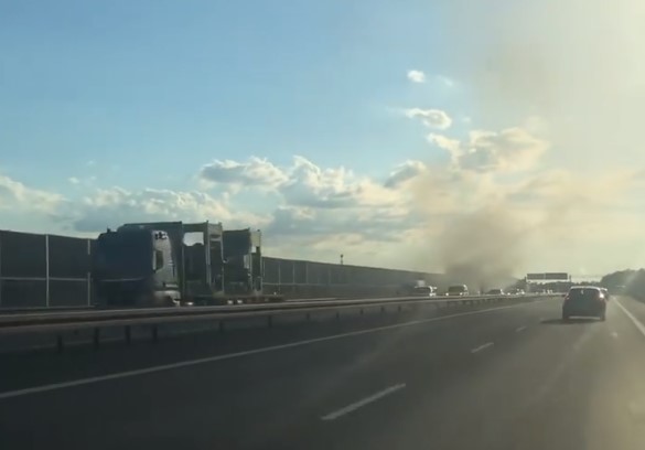 Zapalił się samochód osobowy na autostradzie na wysokości