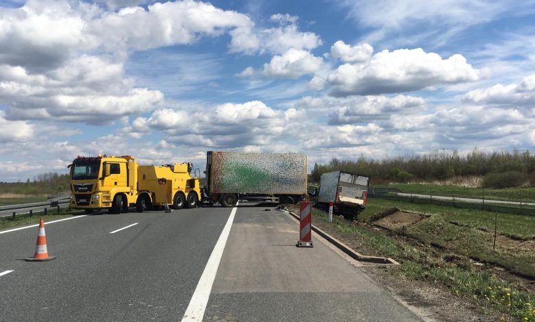 Samochód ciężarowy wypadł z drogi. Utrudnienia na