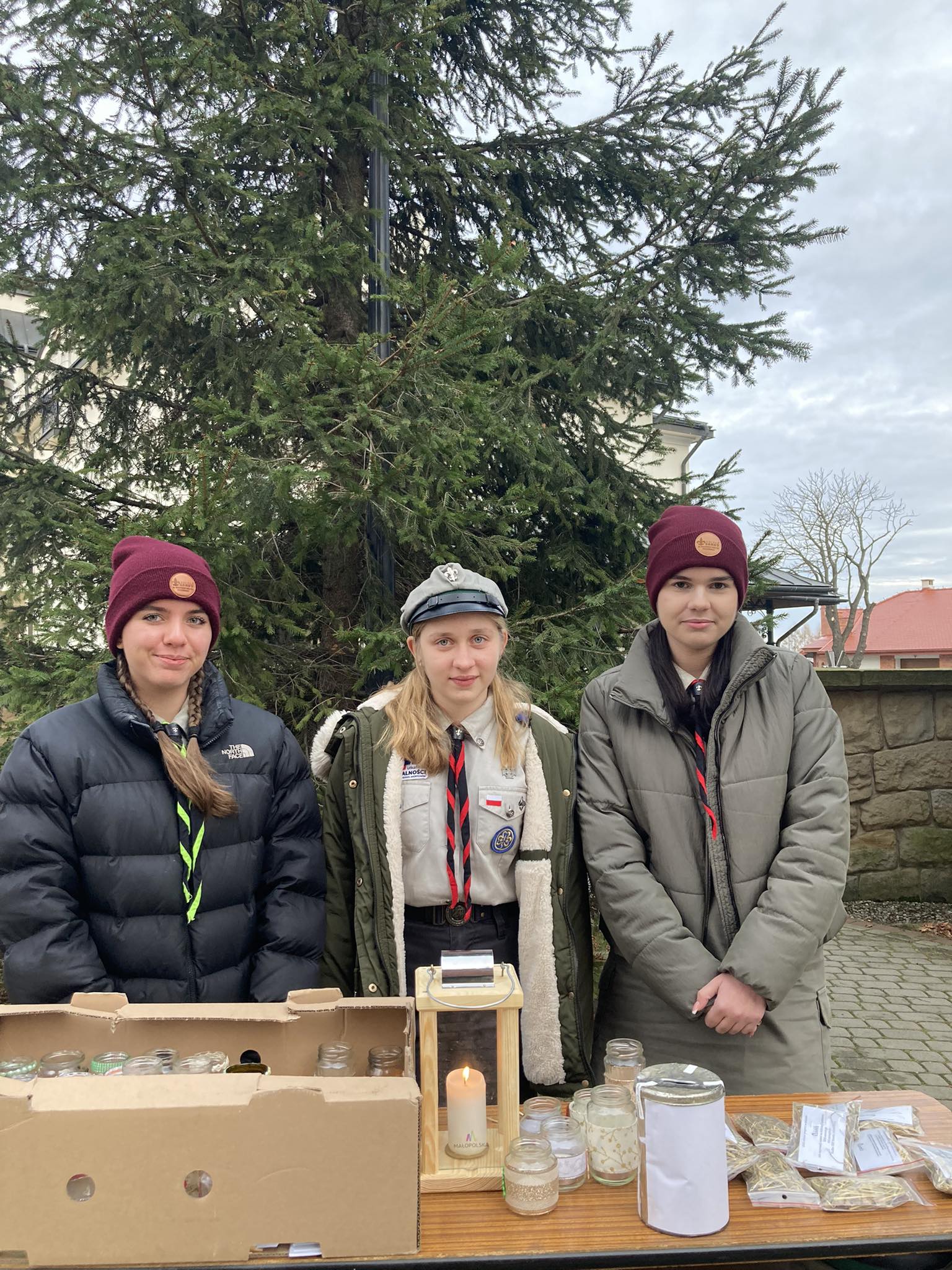 Betlejemskie Światełko Pokoju w szczepanowskiej bazylice / zdjęcia