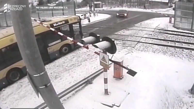 O krok od masakry na torach w Woli Rzędzińskiej. Autobus MPK utknął na przejeździe - informatorbrzeski.pl - Brzesko, Bochnia, Dąbrowa Tarnowska, Tarnów. Portal Informacyjny powiatu brzeskiego, bocheńskiego, dąbrowskiego i tarnowskiego - małopolska