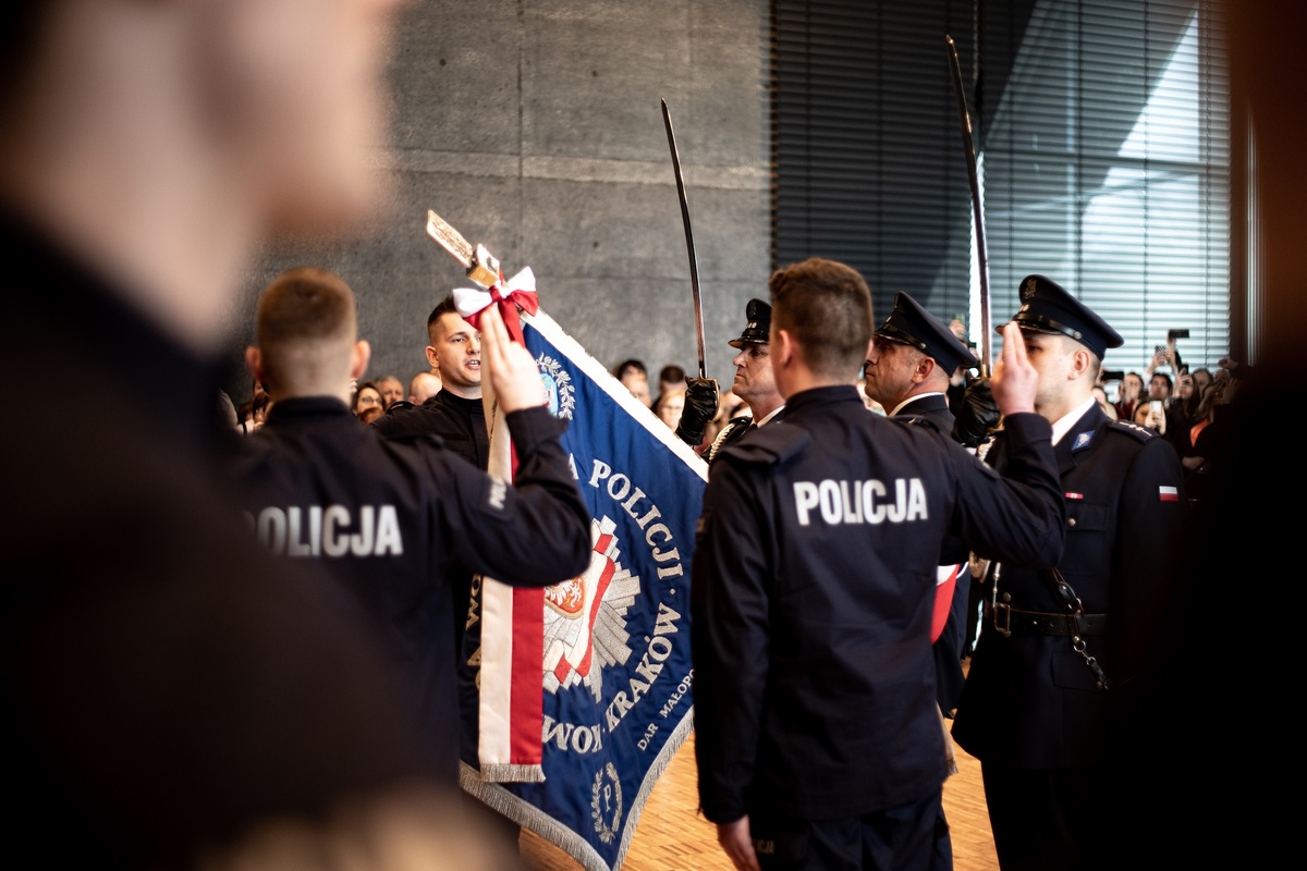 Trzech nowych policjantów w Komendzie w Brzesku. 18 marca złożyli przysięgę