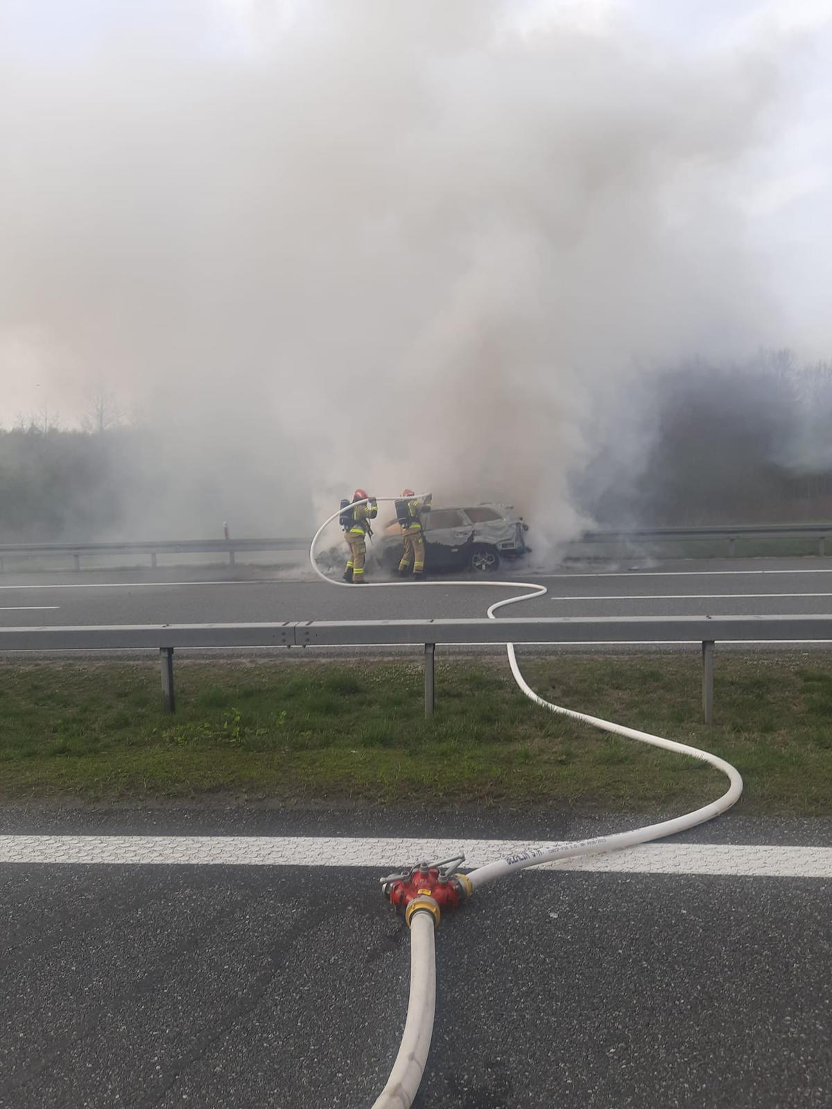 Ogromne utrudnienia na A4. Pożar samochodu przed węzłem Brzesko / 1 kwietnia 2024 r.