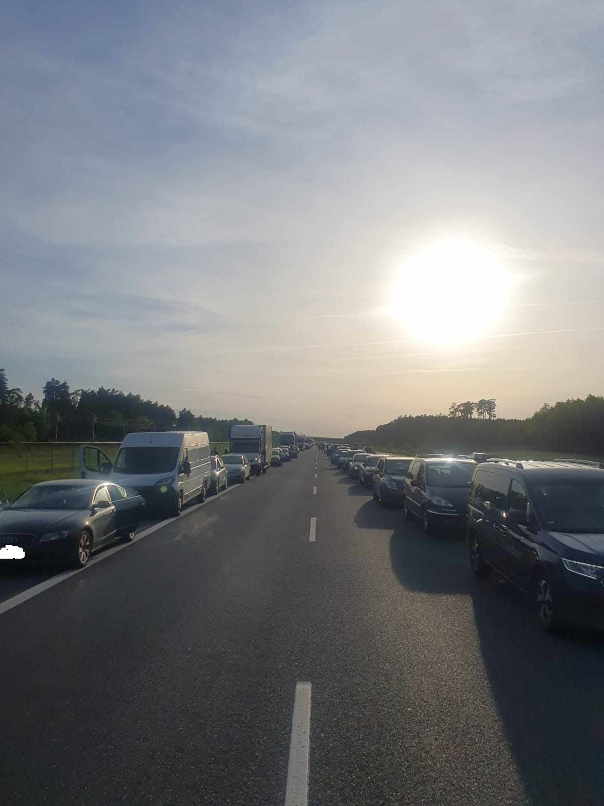 Nie chciał stać w korku – pojechał korytarzem życia na autostradzie A4