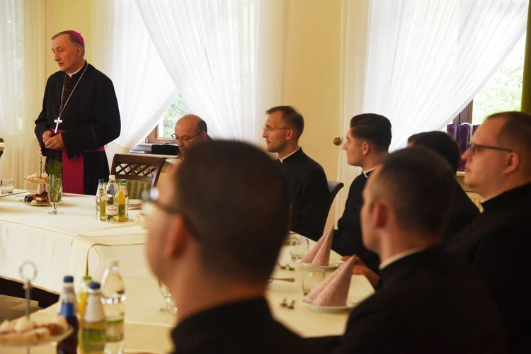 Neoprezbiterzy skierowani na nowe parafie. Zmiany w Parafii w Jadownikach. Ksiądz Michał Plichta trafił do Moszczenicy
