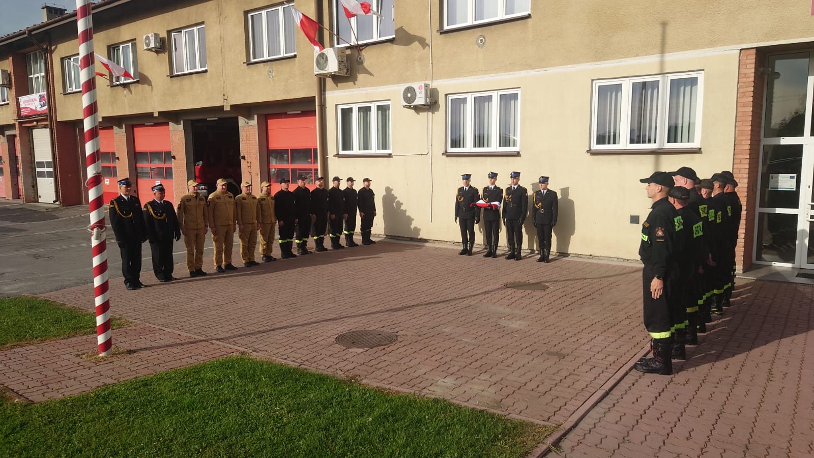 Brzesko. Uroczyste podniesienie flagi w Komendzie Powiatowej Państwowej Straży Pożarnej / 2 maja 2024 r.