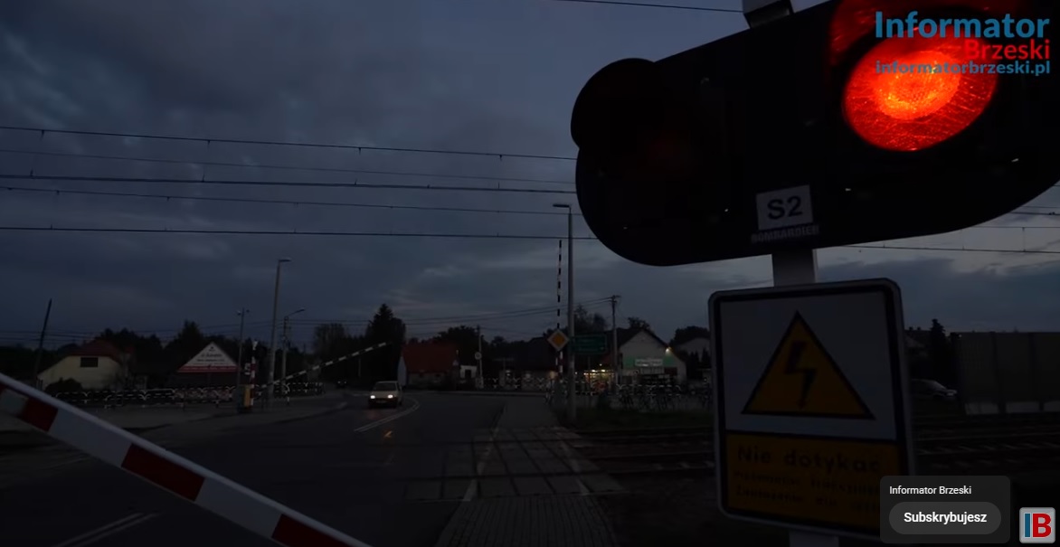 Nie uwierzycie… Samochód utknął na przejeździe kolejowym w Sterkowcu! / 27 sierpnia 2024 r.