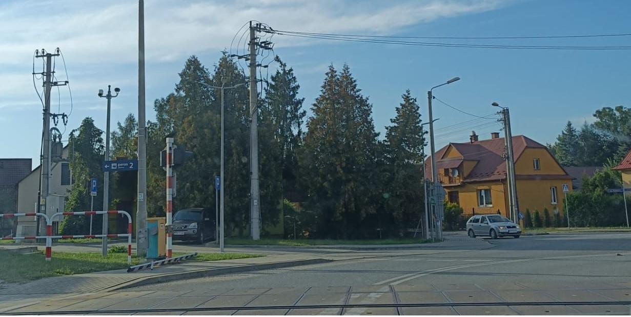 Wjechał na przejazd kolejowy w Sterkowcu na czerwonym świetle. Mieszkaniec powiatu nowosądeckiego ukarany mandatem