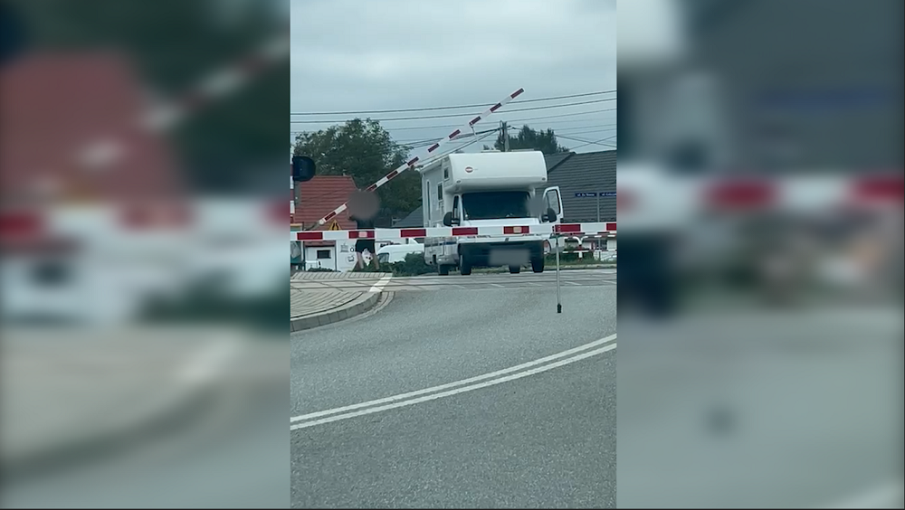 Owczy pęd na przejeździe kolejowym w Sterkowcu. Kompletny brak rozumu? / video