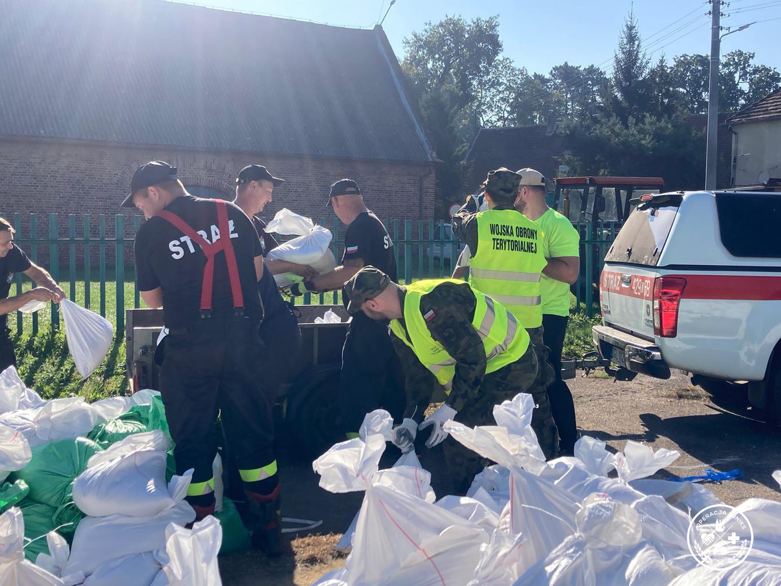 Tarnowscy terytorialsi wśród niosących pomoc powodzianom