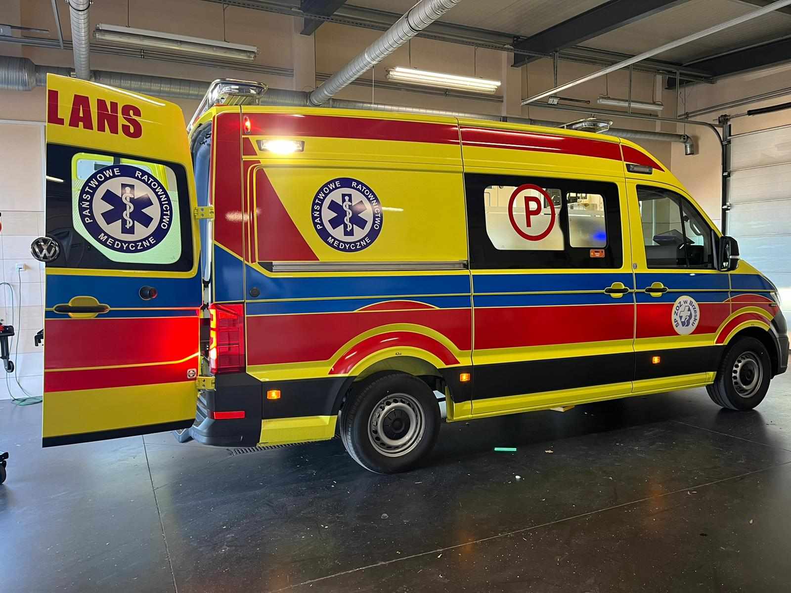 Szpital w Brzesku ma nową karetkę za prawie 700 tys. zł