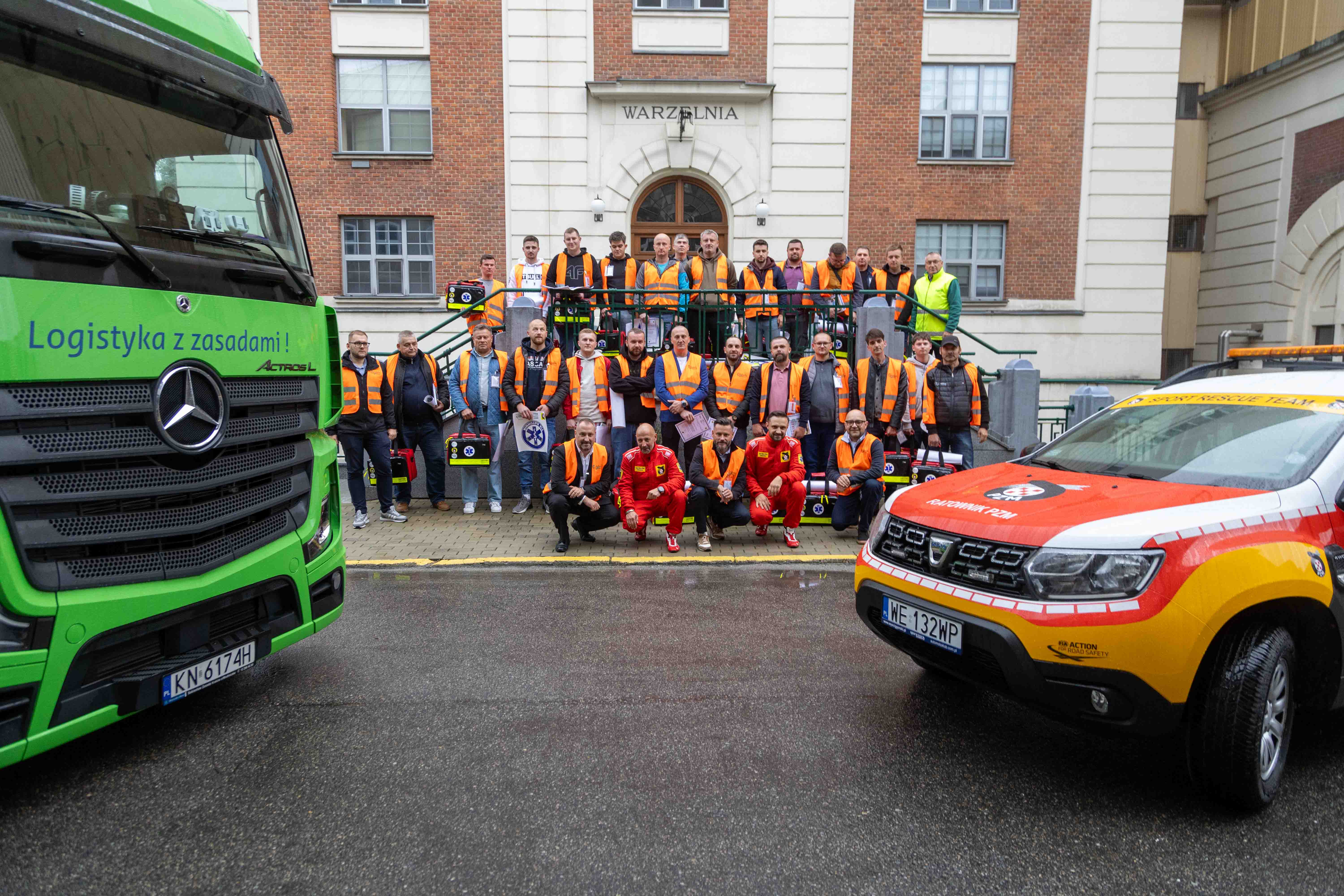 Brzesko. Pierwsi na miejscu wypadku: TIR-owcy w roli ratowników / zdjęcia