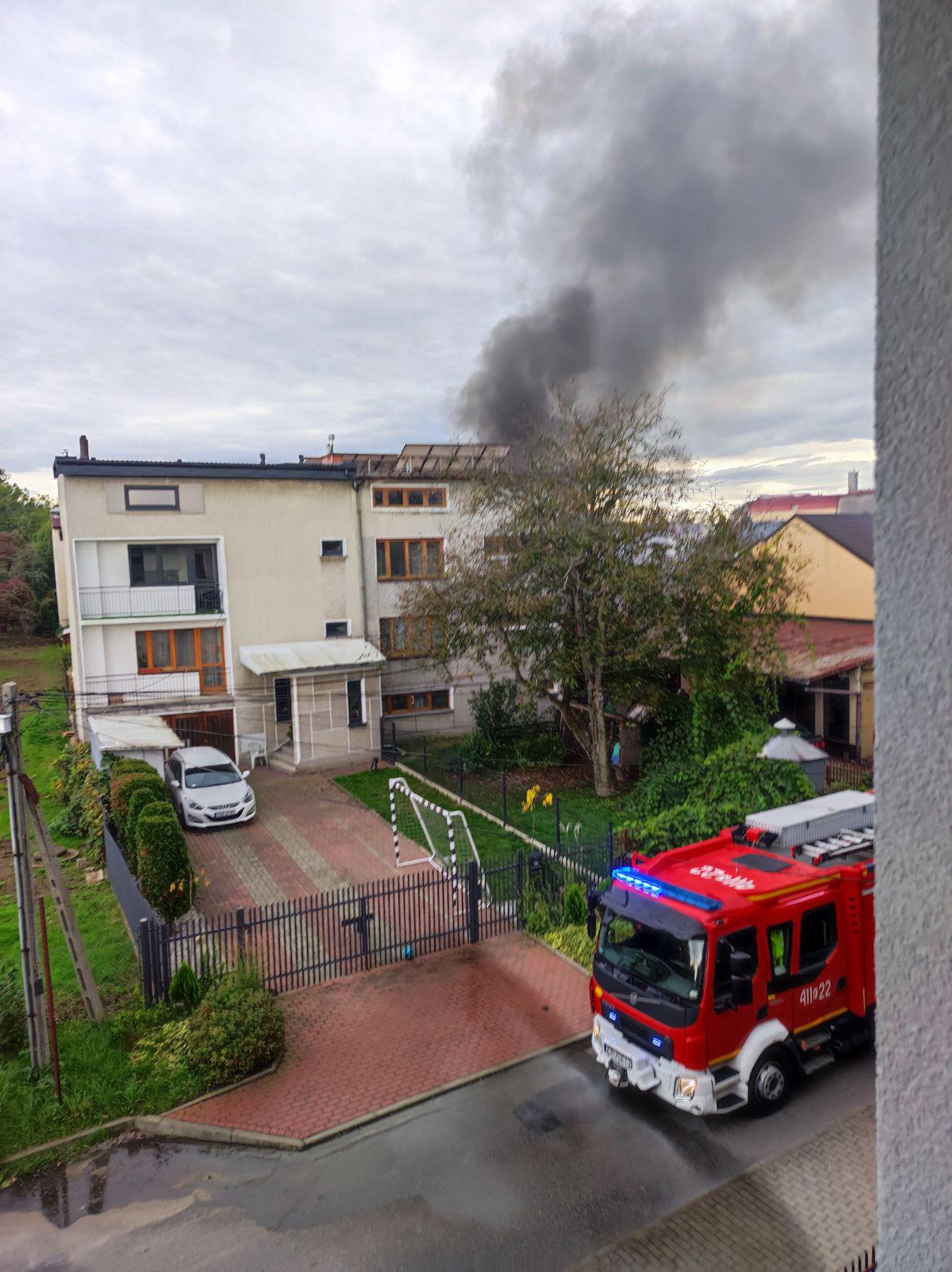 Pożar garażu na ul. Szarych Szeregów w Brzesku / zdjęcia