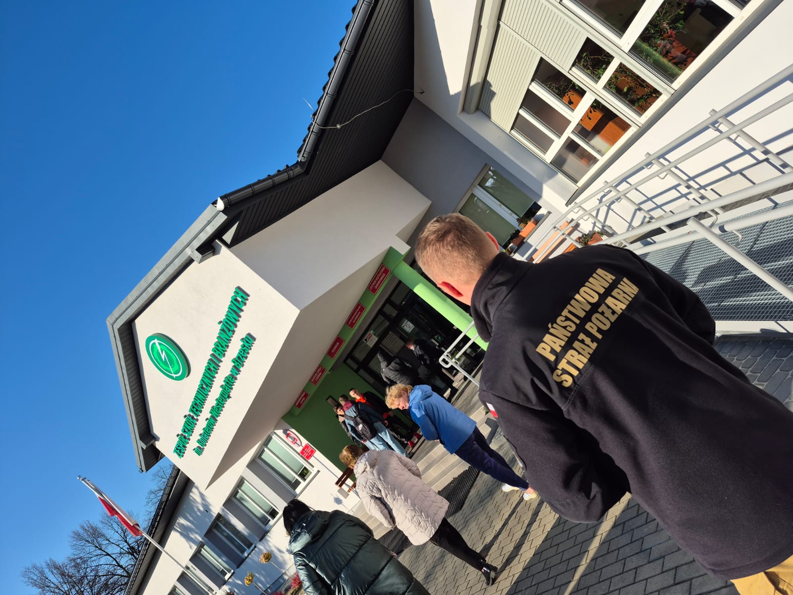 Próbna ewakuacja uczniów brzeskiej Zielonki / zdjęcia