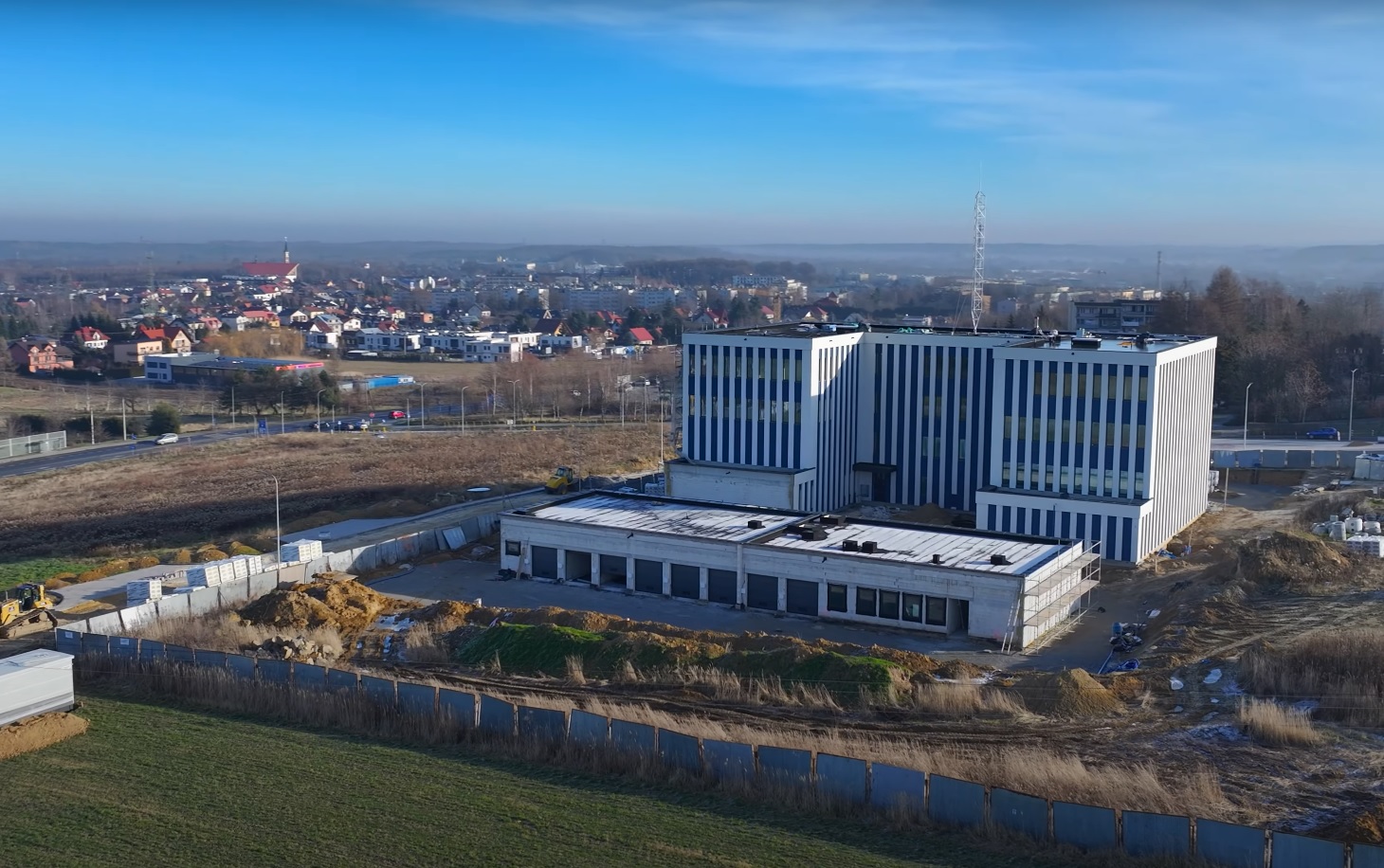 Przebieg prac przy budowie nowej komendy Policji w Brzesku – widok z drona / video