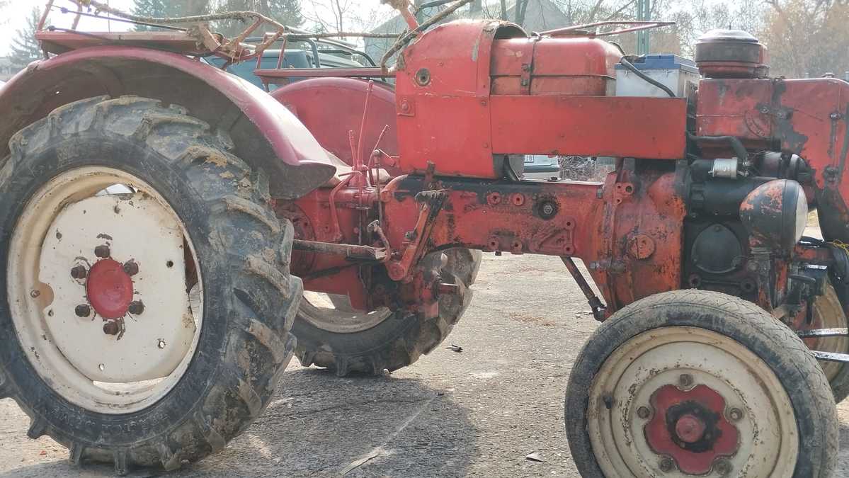 Mężczyzna przygnieciony przez traktor. Jego stan jest ciężki