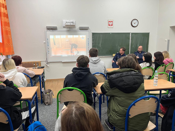 I Ty możesz zostać policjantem – spotkanie brzeskich policjantów z młodzieżą klasy maturalnej