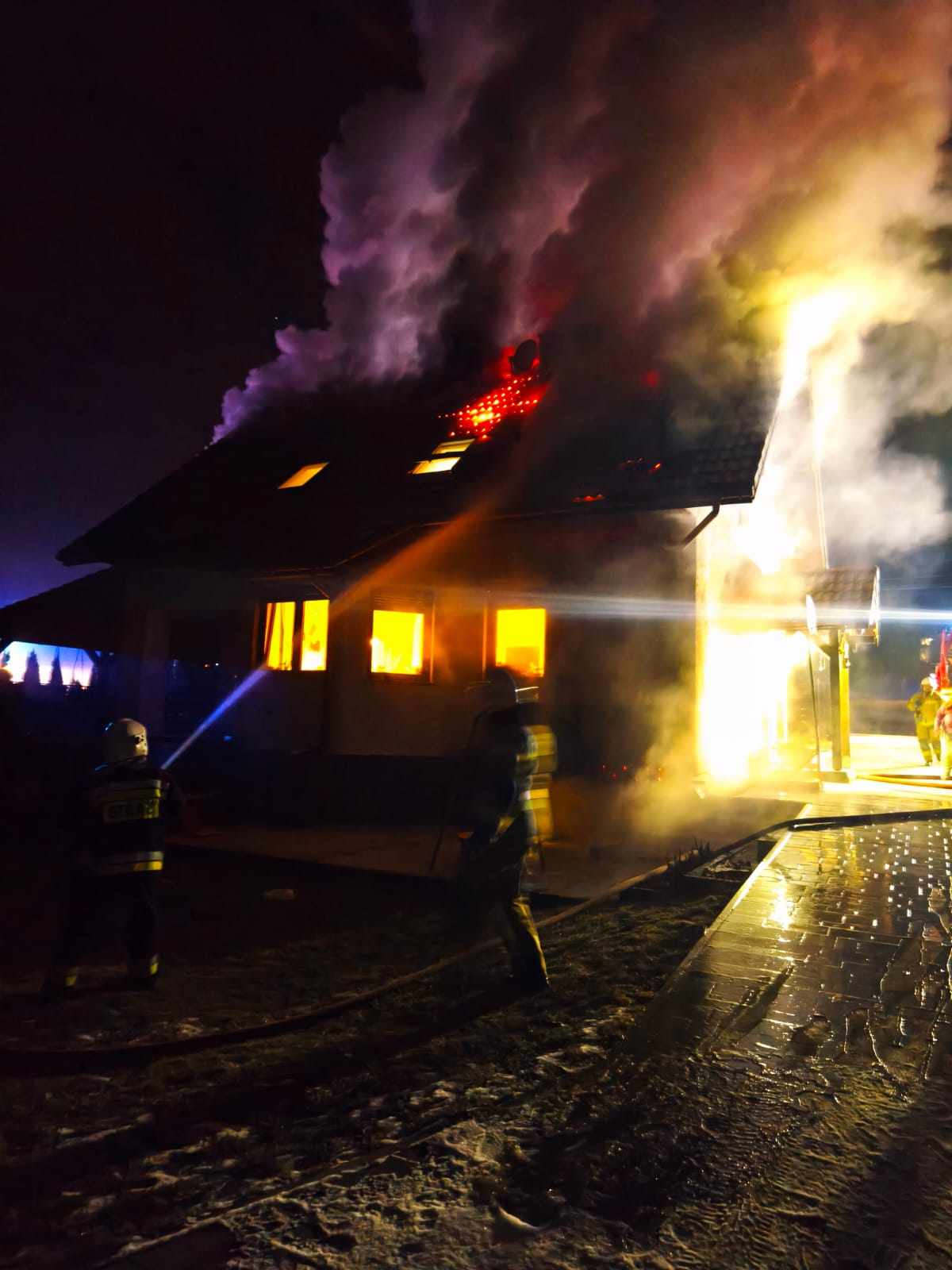 Zbiórka na odbudowę po pożarze domu policjantki ze Starego Wiśnicza. Ktoś podpalił jej dom!