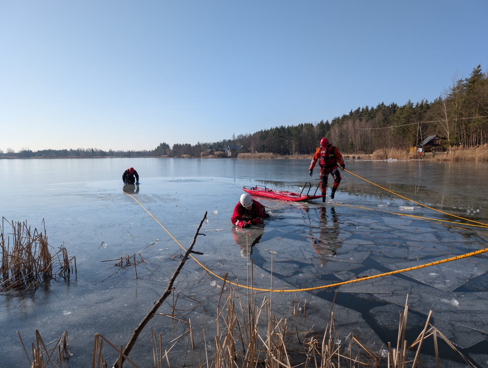 Wierzchosławice. Ćwiczenia z zakresu ratownictwa na zbiornikach wodnych w okresie zimowym