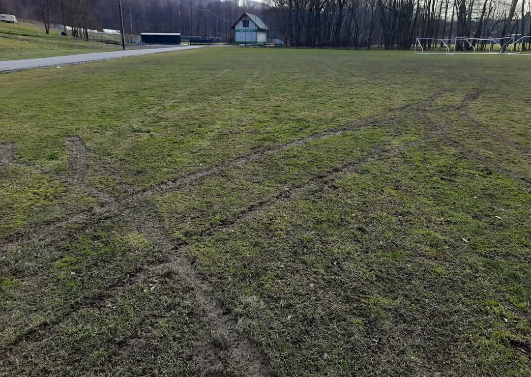 Zdewastowane boisko w Łysej Górze. Sprawka kierowcy quada…