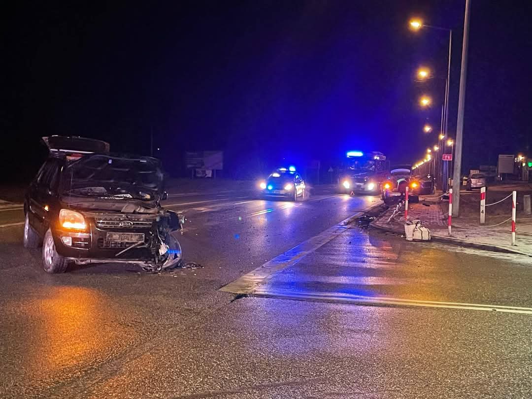 Zderzenie dwóch samochodów w centrum Dębna / zdjęcia