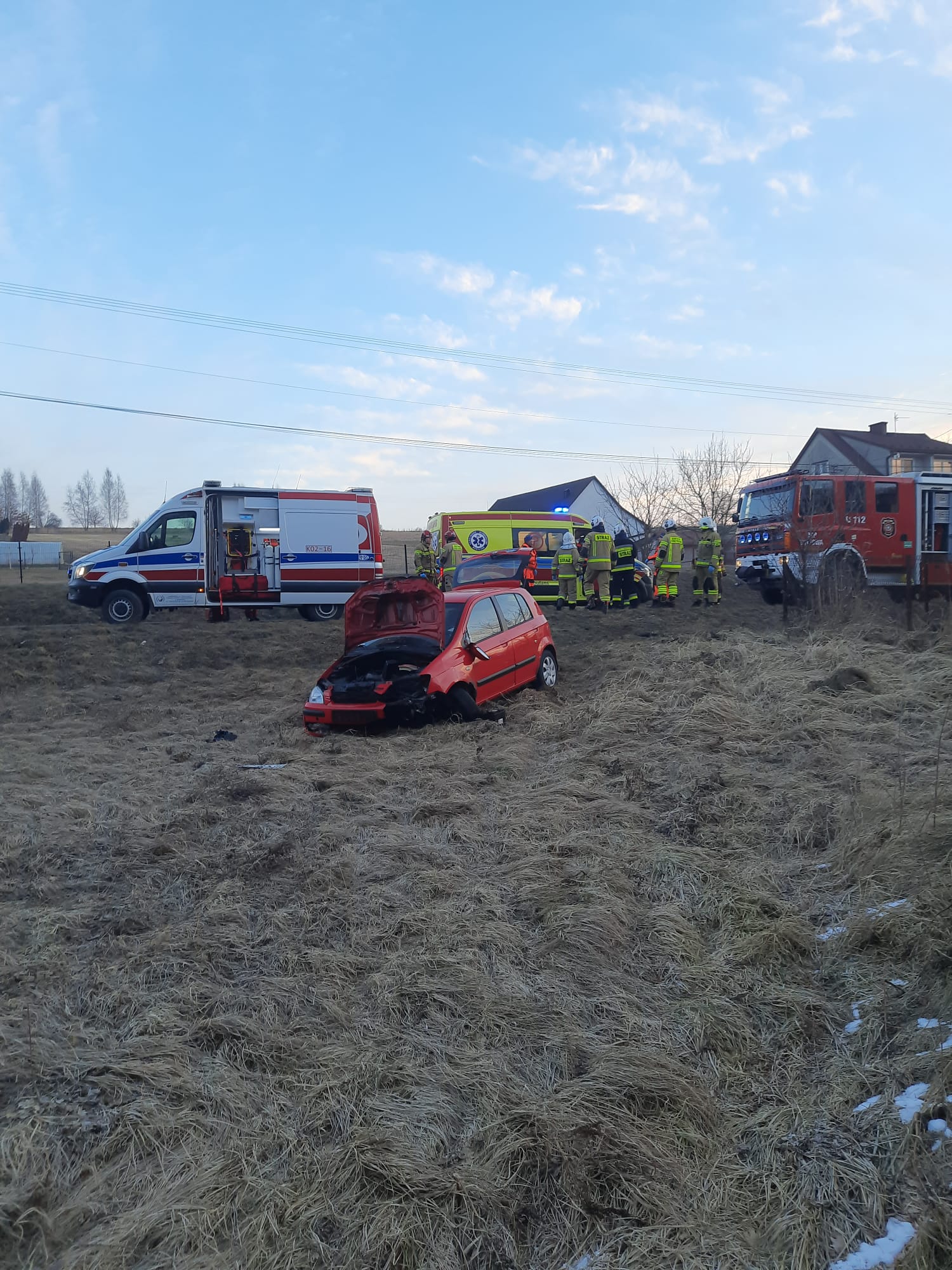 Wypadek w Tymowej. Samochód uderzył w przepust drogowy.