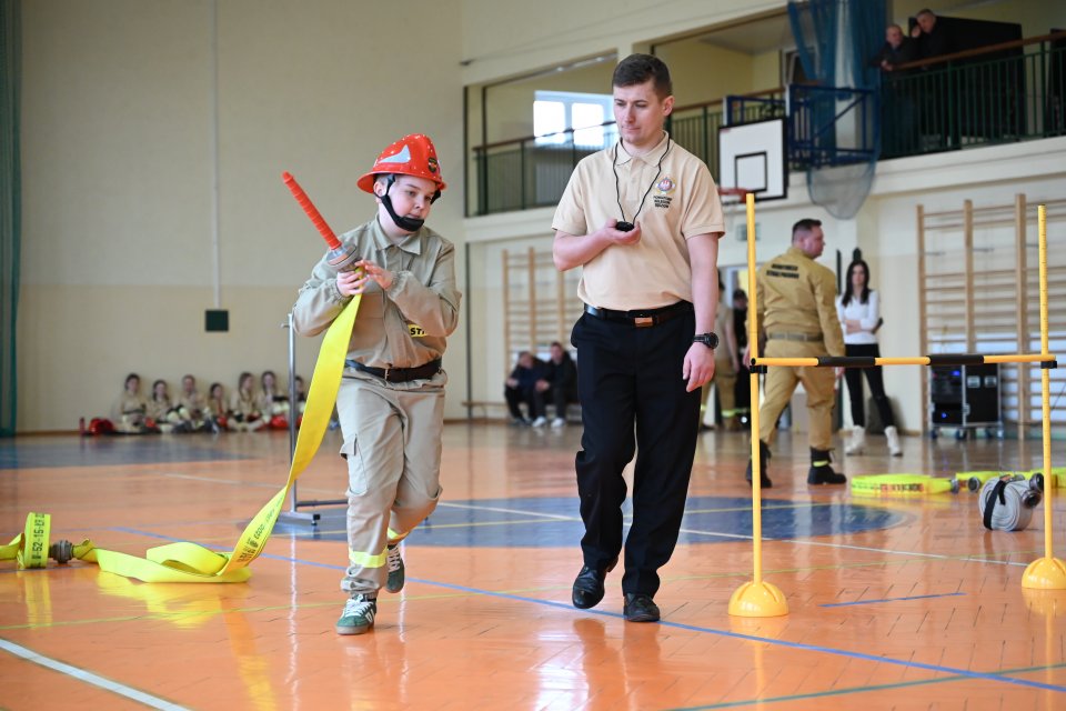 Dobra zabawa podczas zawodów Młodzieżowych Drużyn Pożarniczych