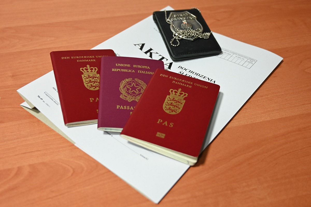 Chcieli odlecieć z podrobionymi paszportami