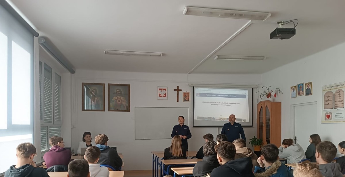 Brzesko. O naborze do Policji – spotkania policjantów z klasami maturalnymi