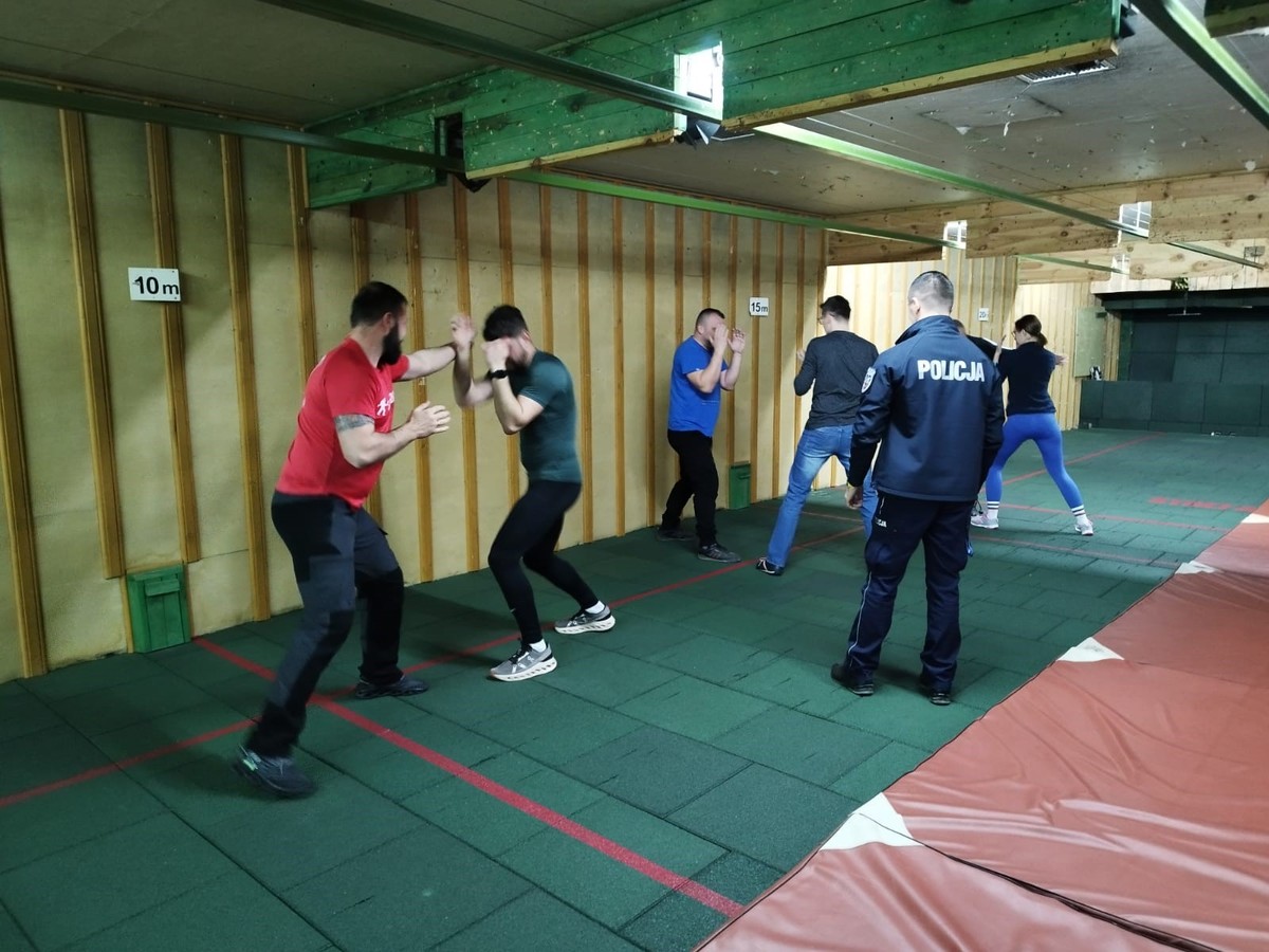 Policjanci z Brzeska szkolą ratowników medycznych z technik samoobrony
