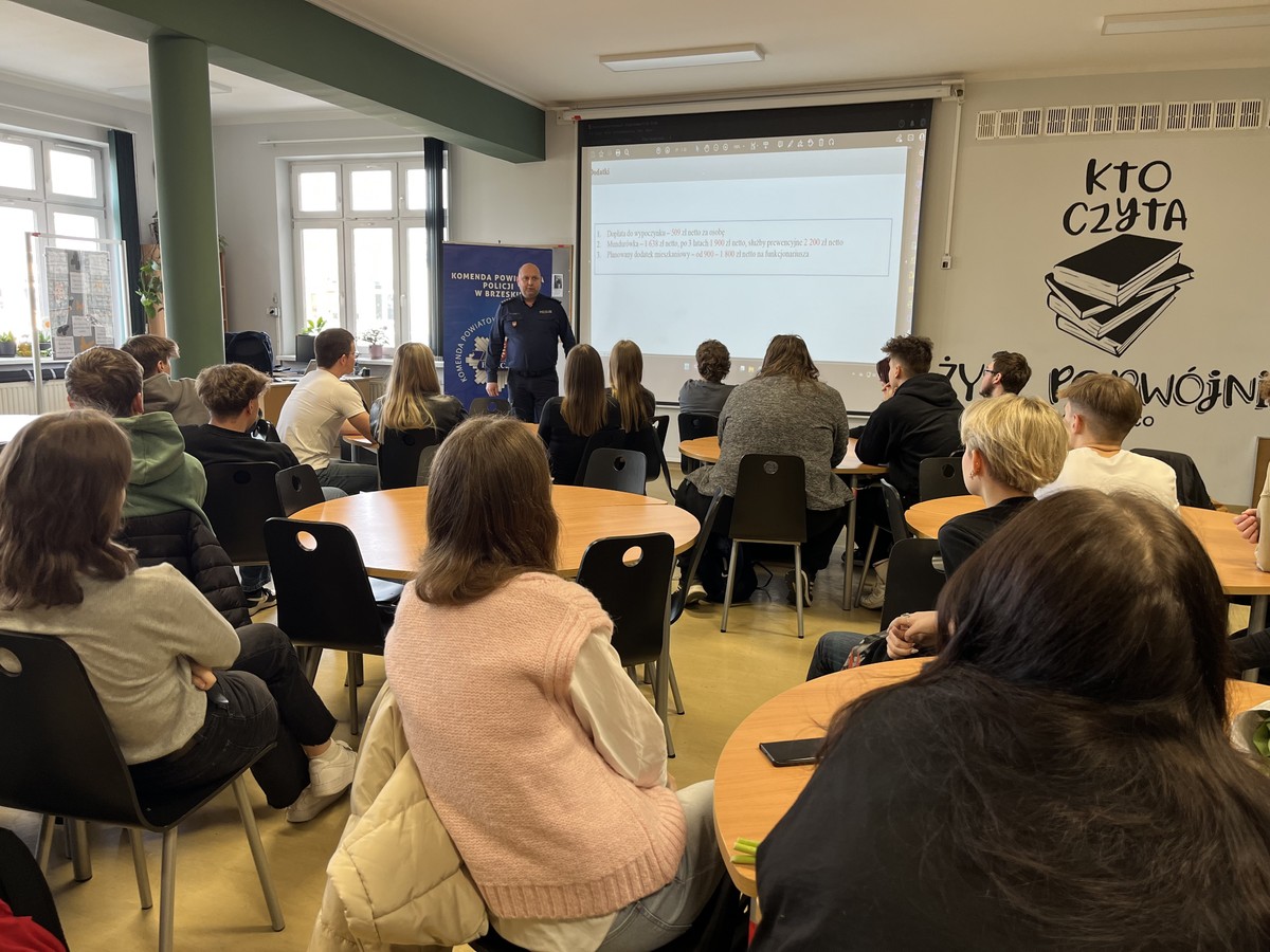 Atrakcyjność służby – spotkania brzeskich policjantów z maturzystami