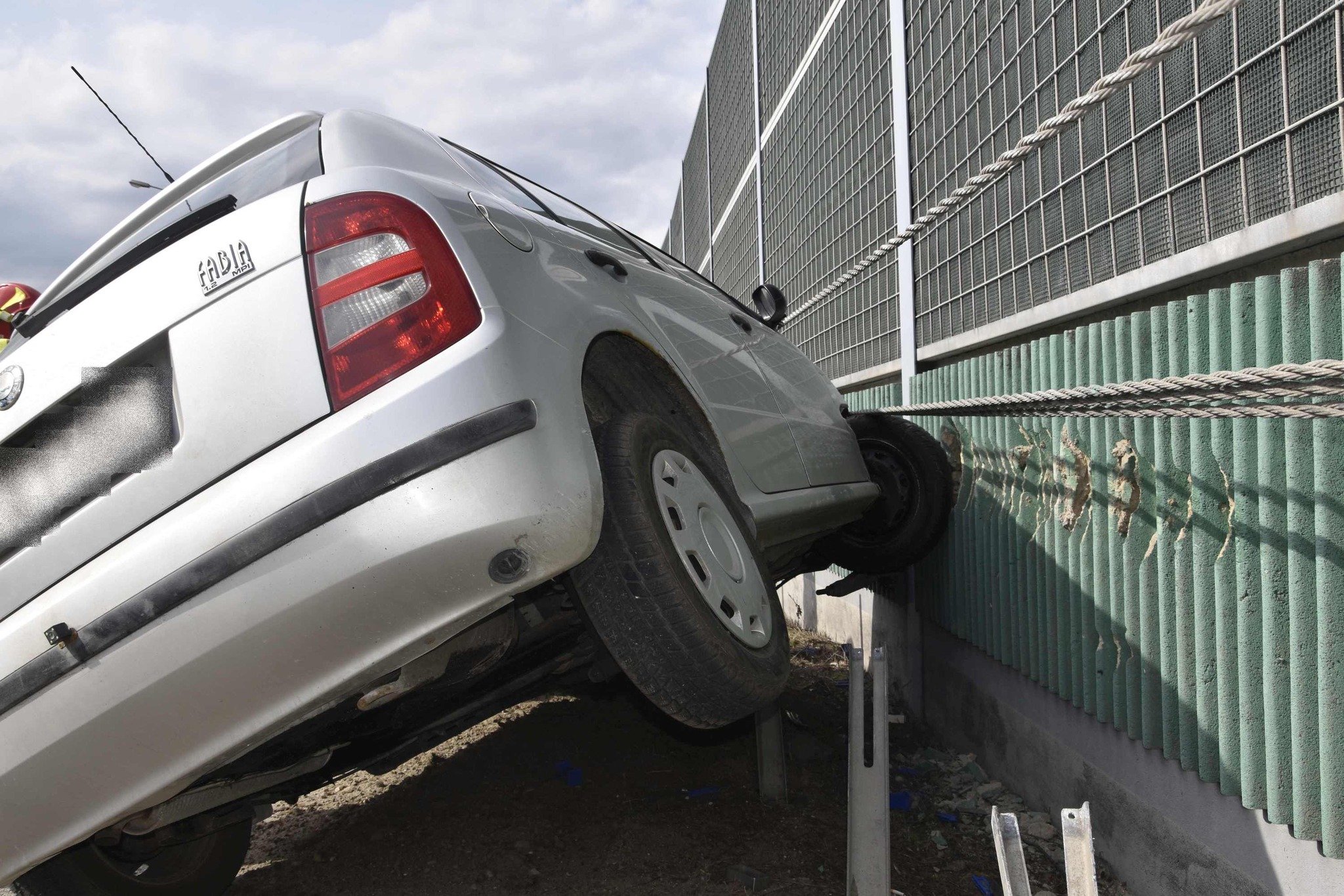 78-letni kierowca zakończył swoją jazdę w ekranach dźwiękochłonnych