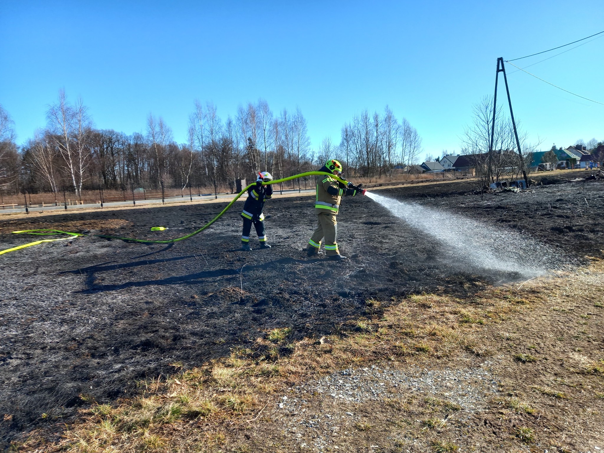 Szereg pożarów traw na terenie Powiatu Brzeskiego / zdjęcia