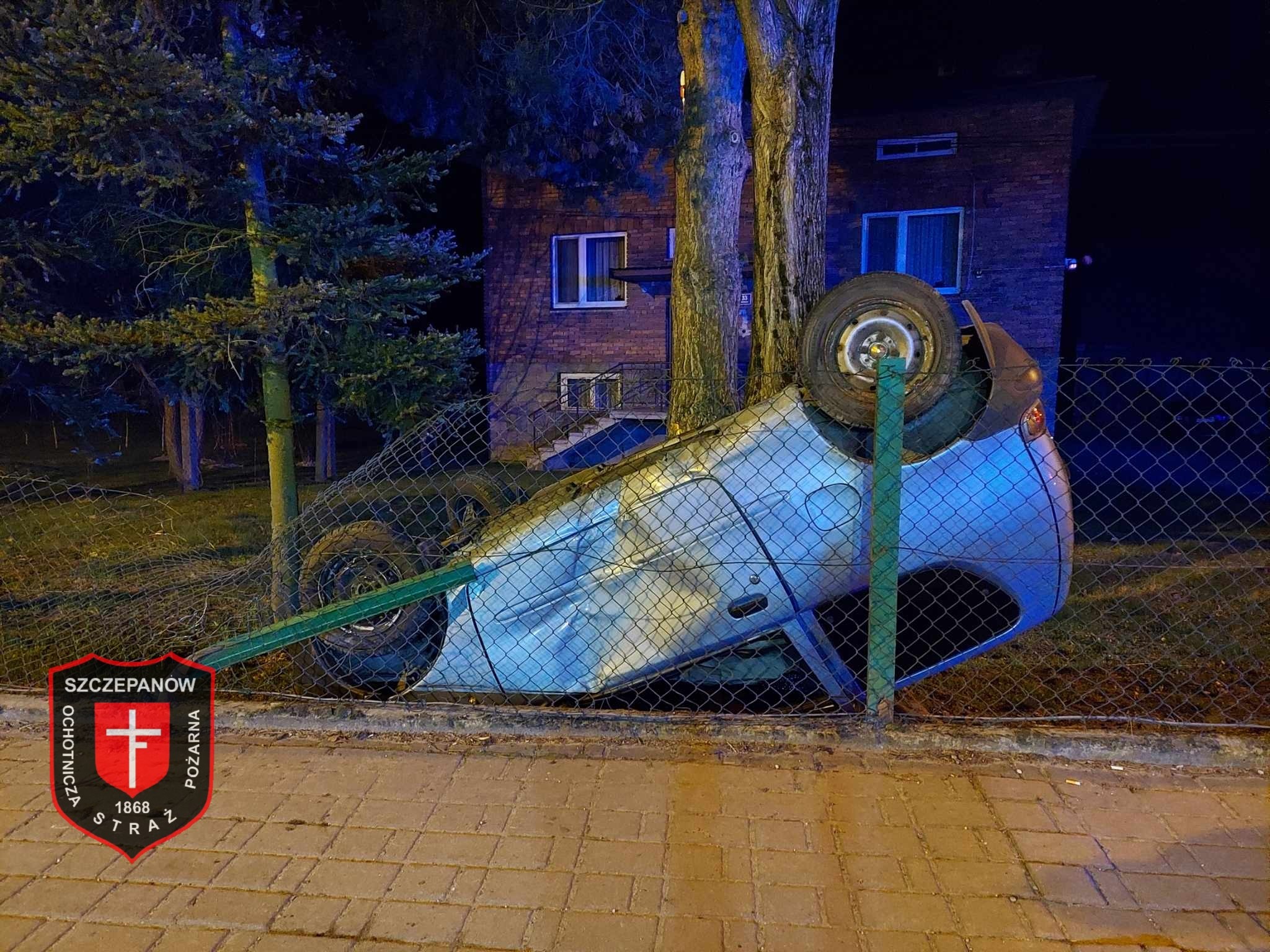 Dachowanie w Szczepanowie. Kierowca oddalił się z miejsca zdarzenia. Pewnie był w szoku… 