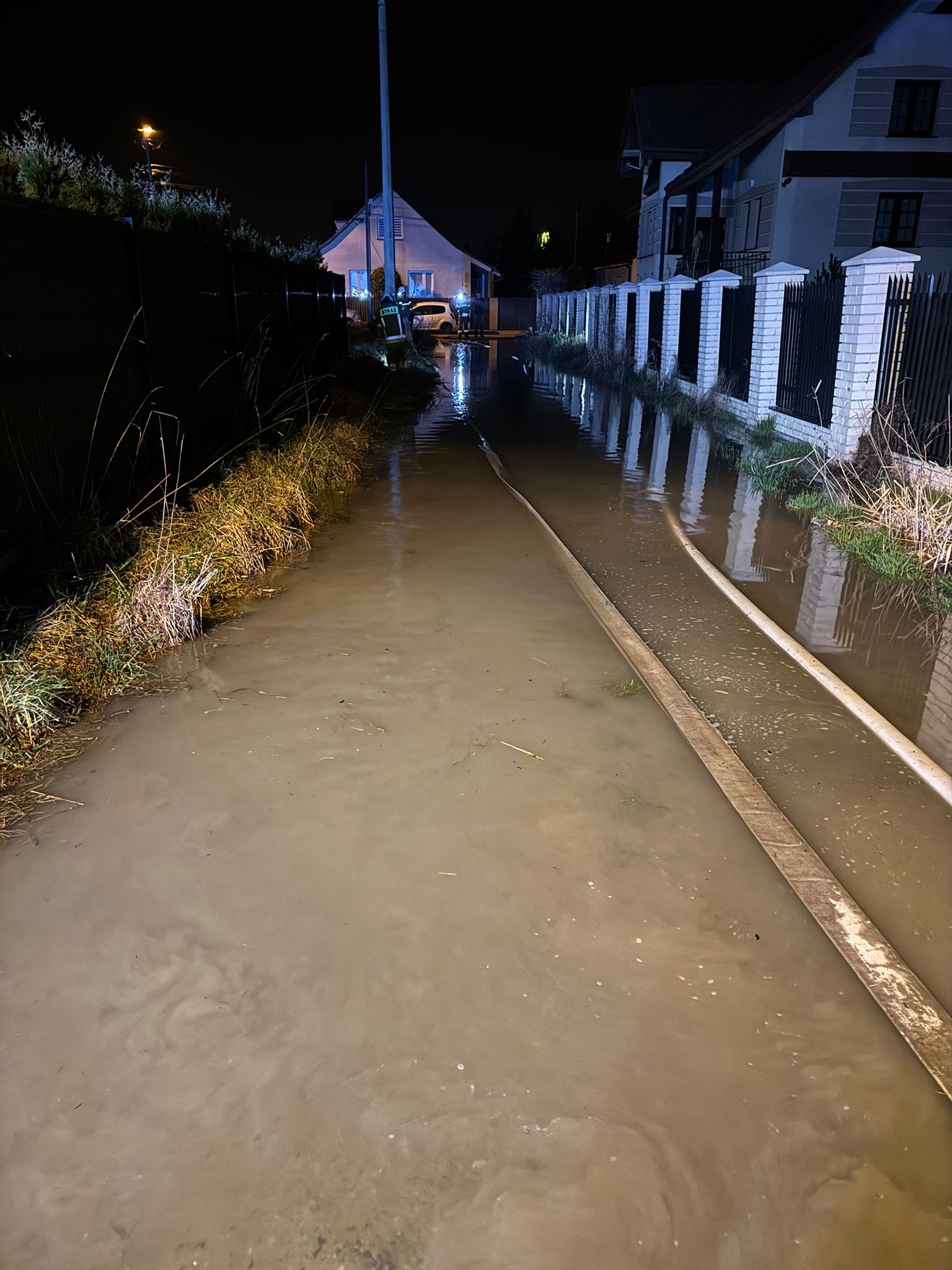 Awaria wodociągu w Brzesku. Zalało posesje i budynki na ul. Miłej / zdjęcia
