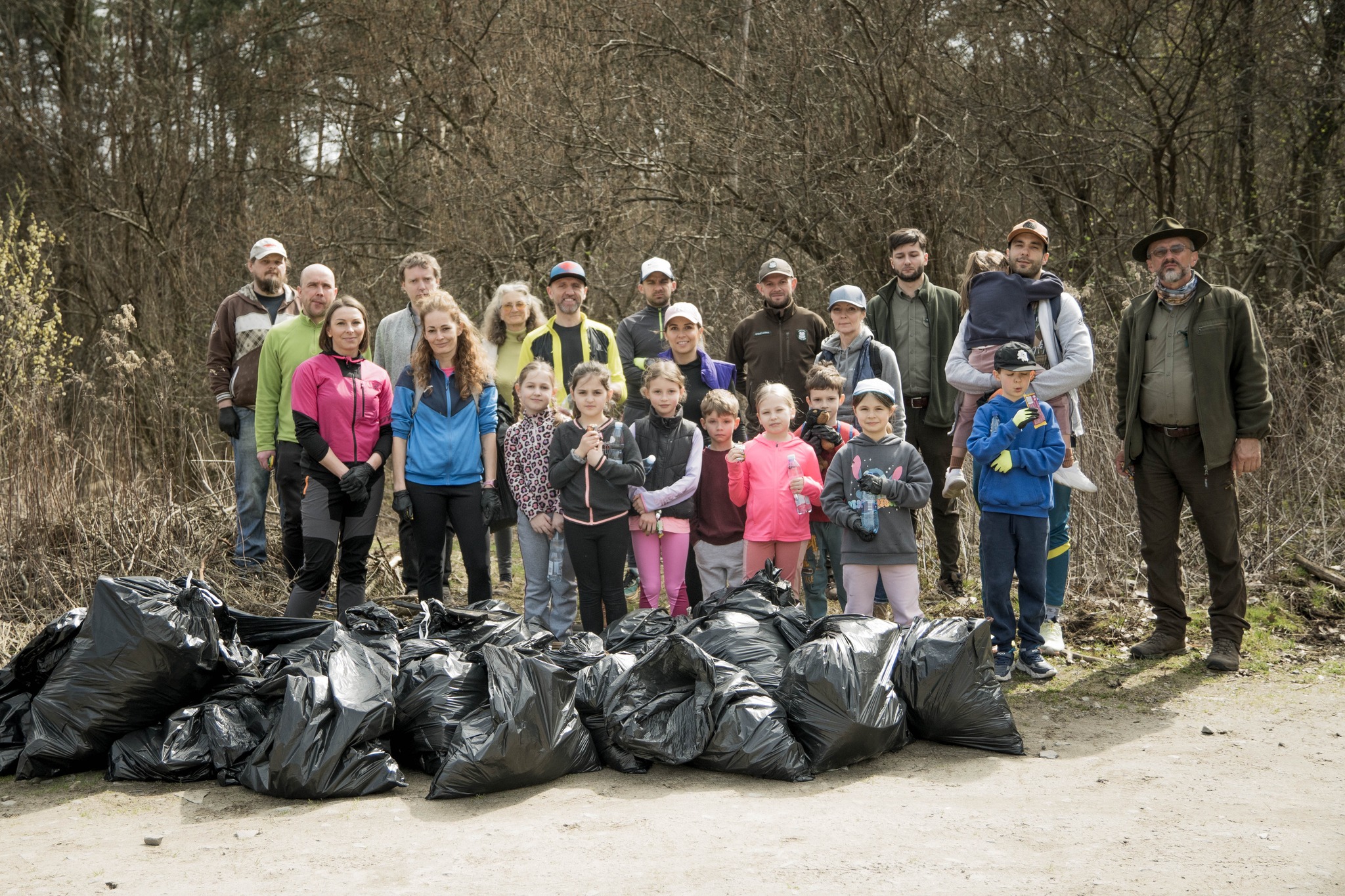 Wspólna akcja sprzątania w wykonaniu Czarnych Pereł i leśników / zdjęcia i video