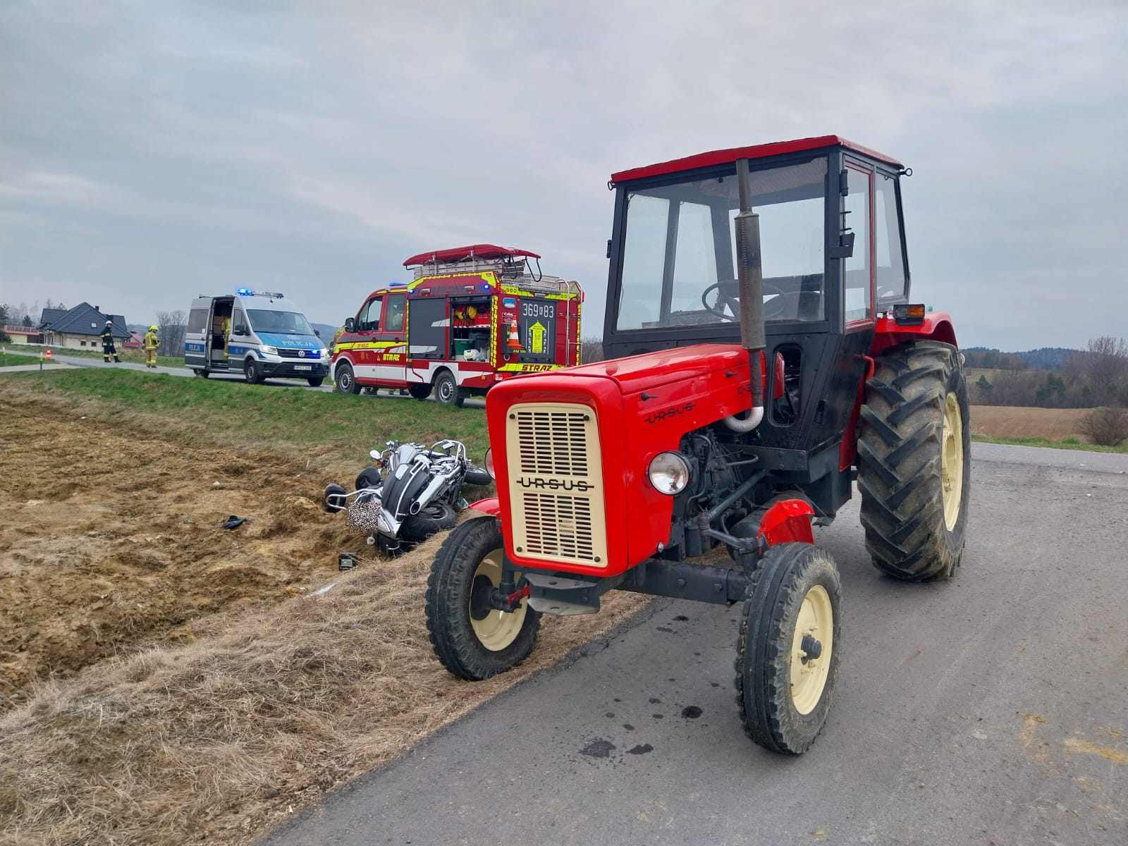 Motocyklista zderzył się z traktorem. 2 osoby trafiły do szpitala / zdjęcia