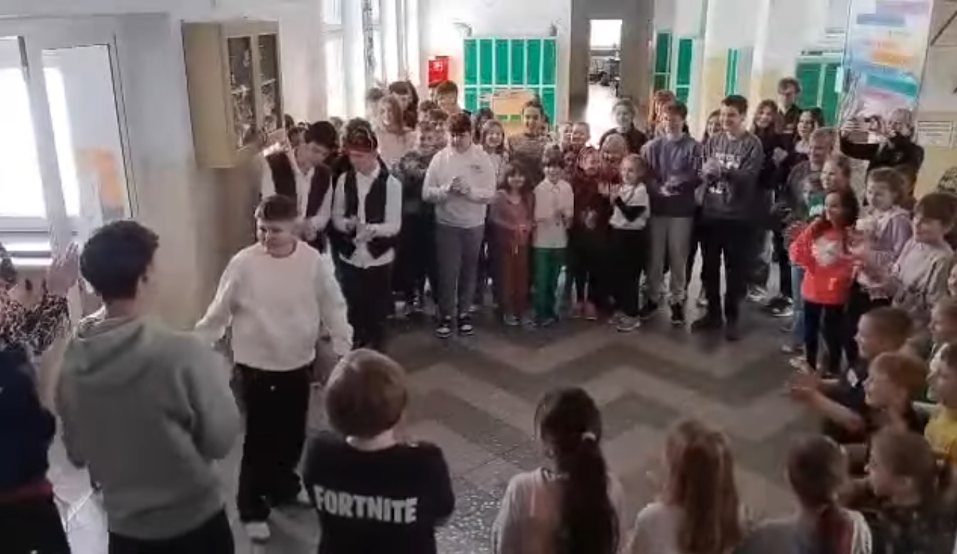 Gorące powitanie Marcela Kózki w szkole w rodzinnej Bielczy / video