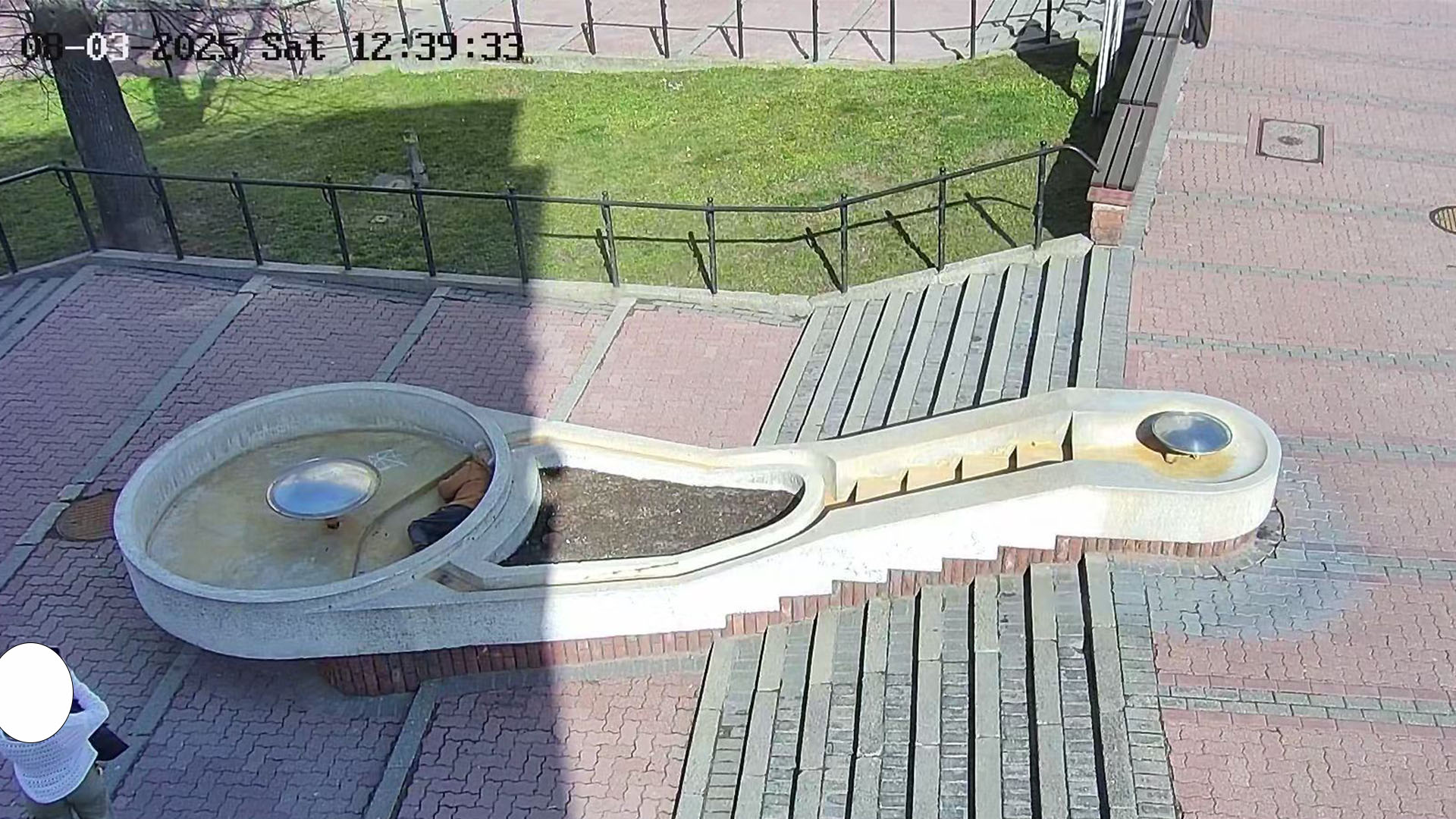 Po pijaku zanieczyścił ulicę i zasnął w fontannie