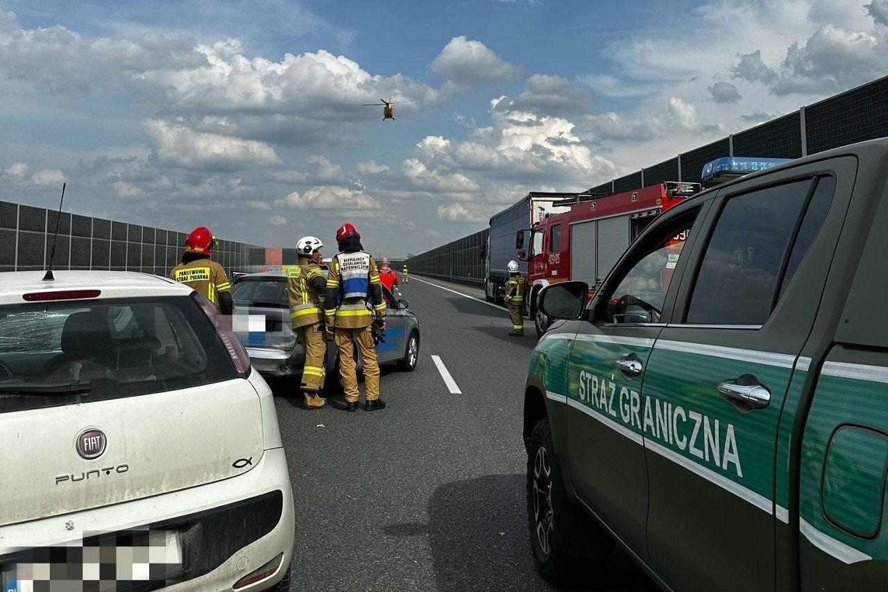 Funkcjonariusze Straży Granicznej udzielali pomocy po karambolu na autostradzie A4 / zdjęcia