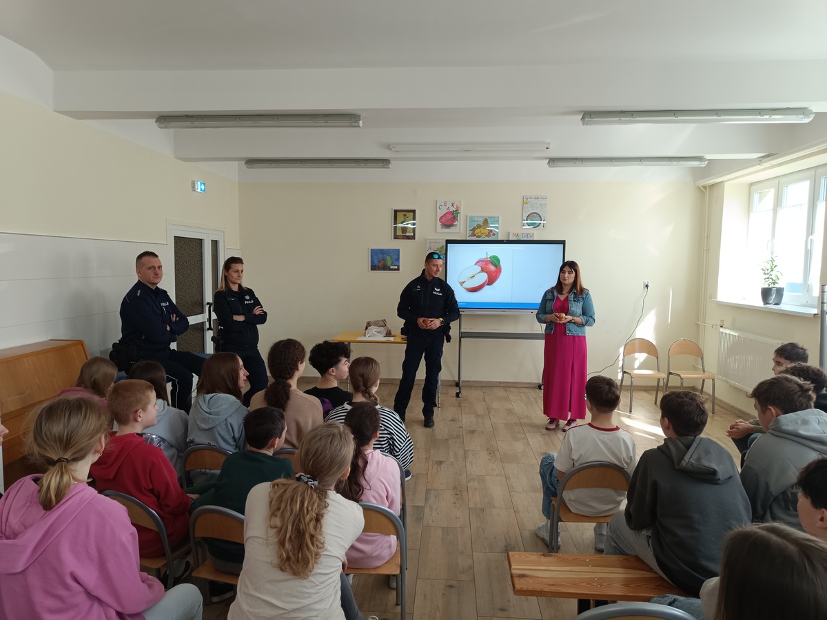 Brzescy policjanci rozmawiają z uczniami o przemocy rówieśniczej / zdjęcia