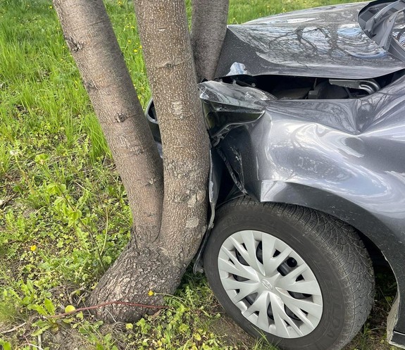 Brzesko. 69 letnia kobieta po pijaku wjechała w drzewo.