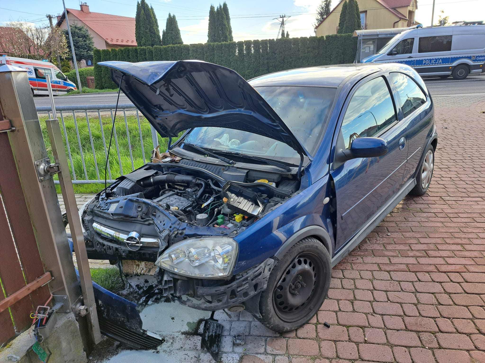 Osobówką w płot. Poranny wypadek w Łęgu Tarnowskim / zdjęcia