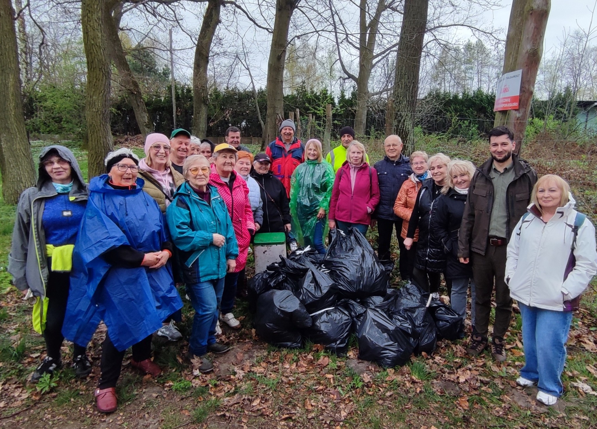 Brzesko. Seniorzy sprzątali las na Słotwinie / zdjęcia