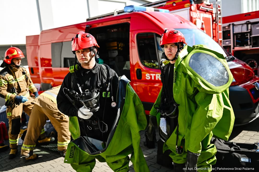 Atak drona, zawalenie dachu i pożar budynku. Takie scenariusze ćwiczono w ZM w Tarnowie/ zdjęcia