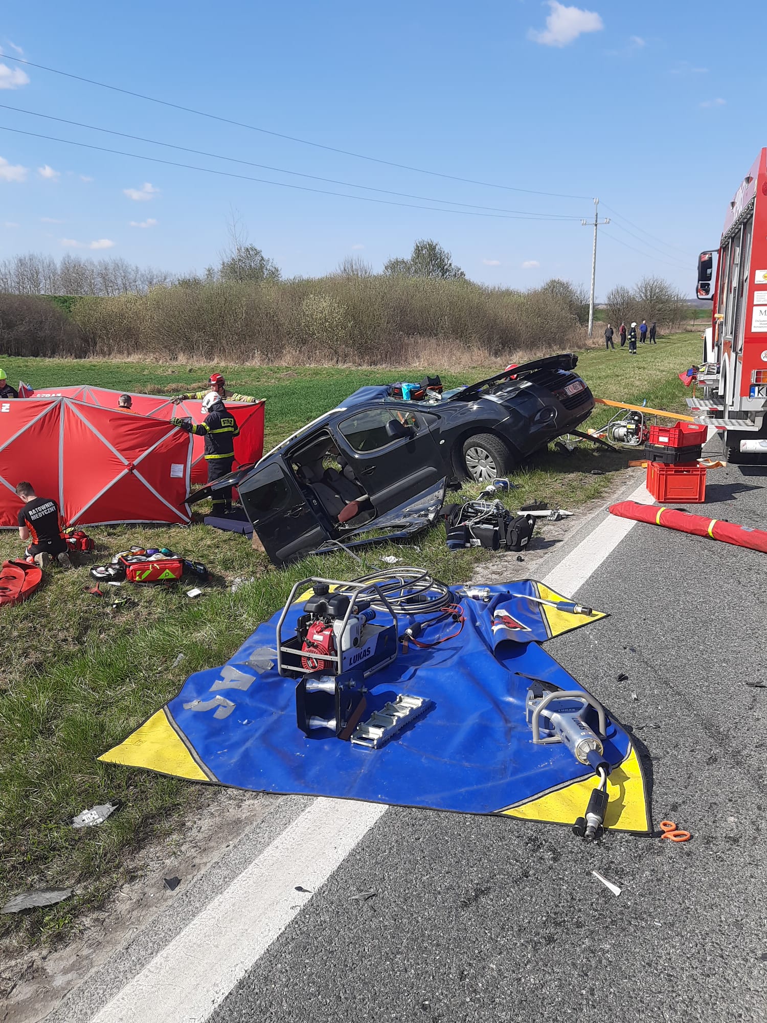 Poważny wypadek na drodze wojewódzkiej 768 w Rząchowej. Lądował śmigłowiec LPR/ zdjęcia