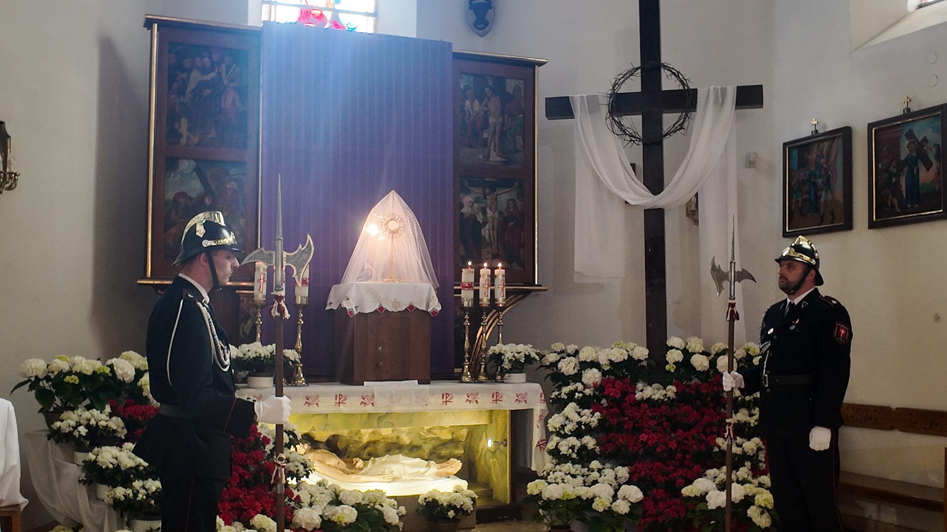 Strażackie warty przy Grobie Pańskim w Powiecie Brzeskim / zdjęcia