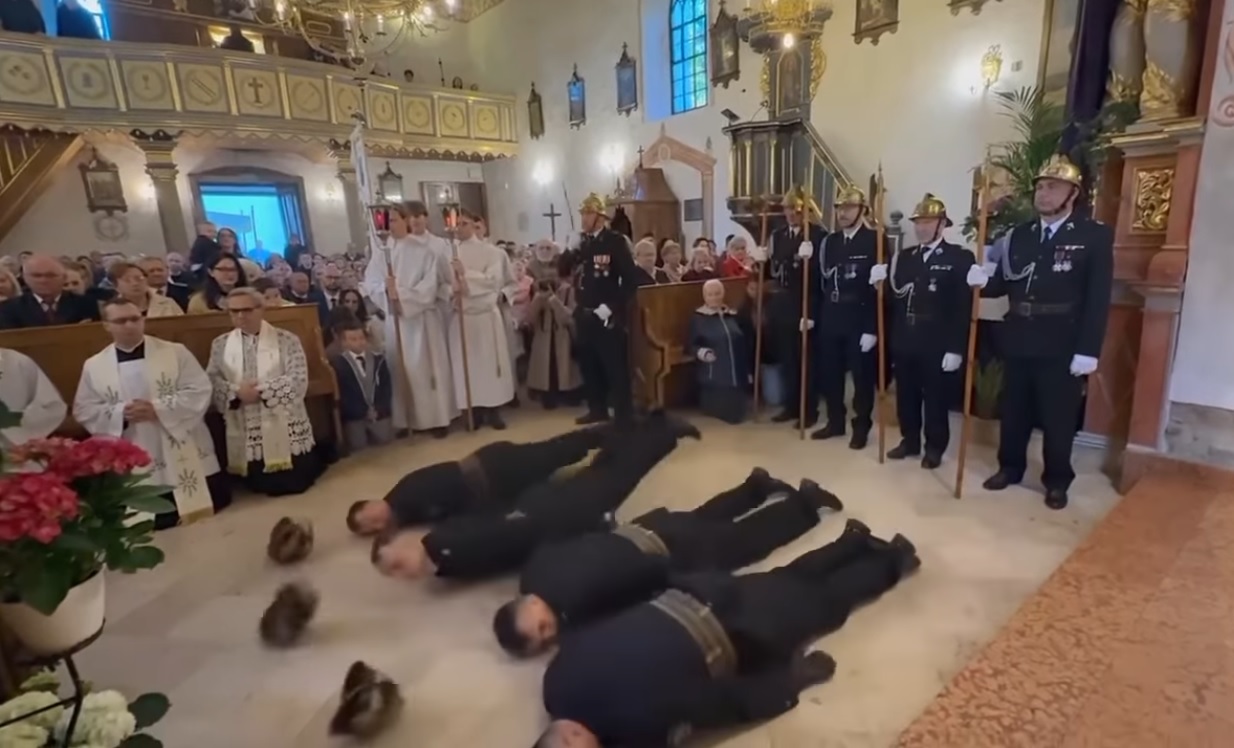 Niczym rażeni prądem strażacy z Jasienia padają przed Grobem Jezusa / video
