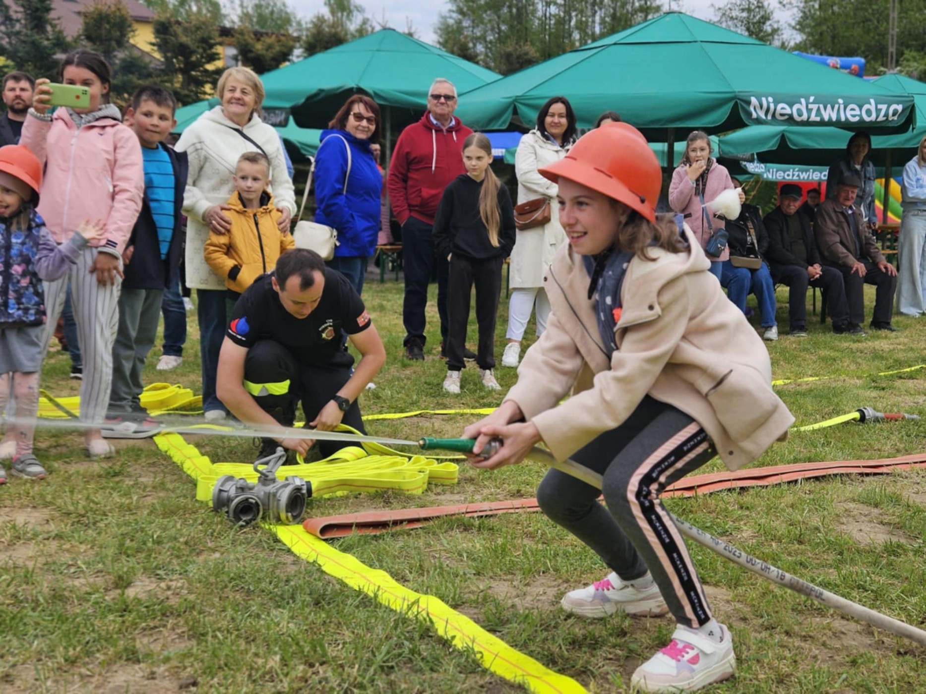 Rodzinny Strażacki Piknik w Niedźwiedzy – radość, smak i integracja lokalnej społeczności
