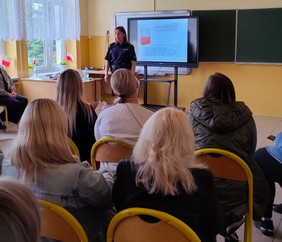 Szczurowa. Spotkanie policjantów z rodzicami na temat bezpieczeństwa dzieci w sieci