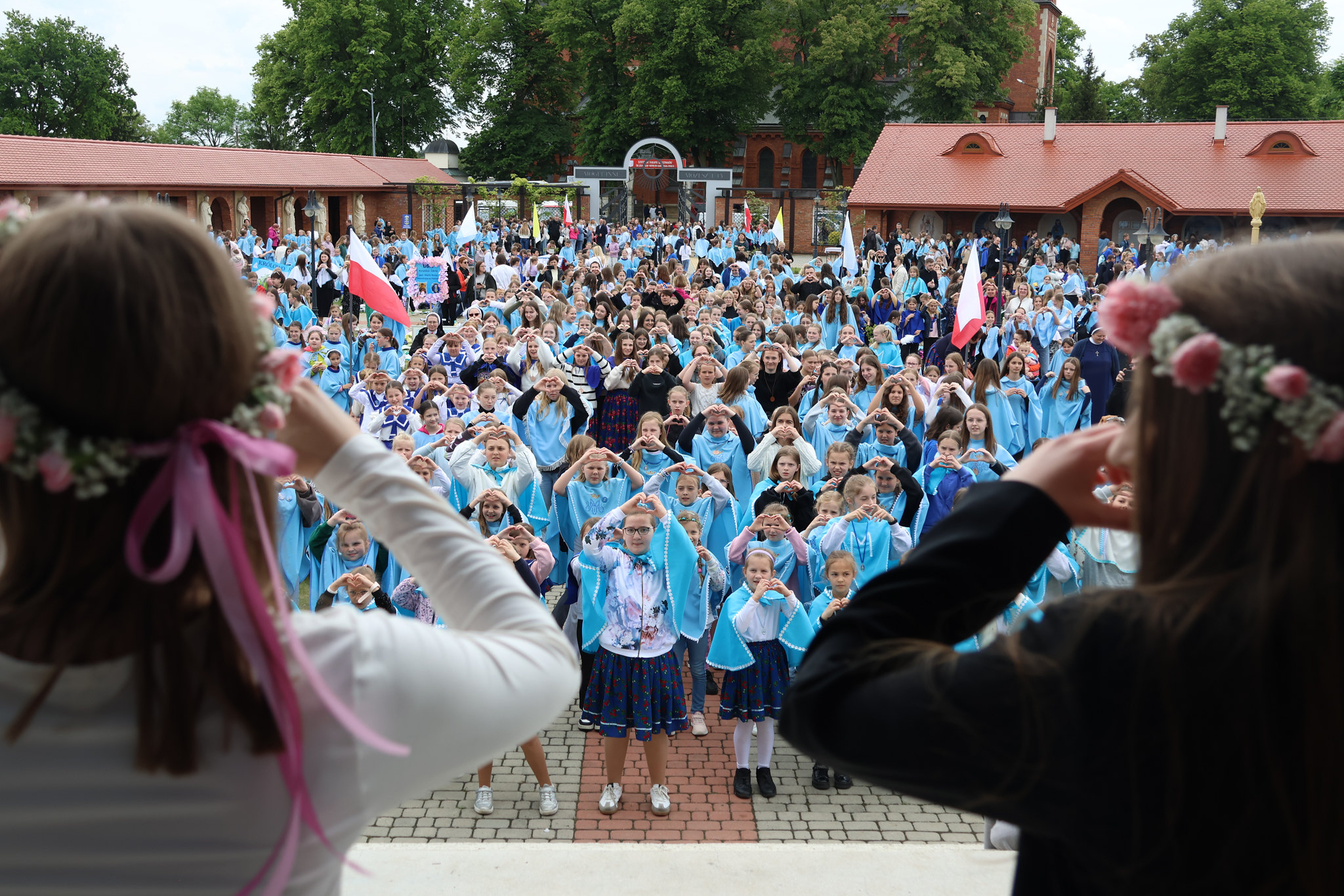 Pielgrzymka DSM do Szczepanowa. Tłumy na placu sanktuaryjnym / zdjęcia i video